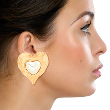 Load image into Gallery viewer, Gold Ribbed Heart Pearl Clip Ons
