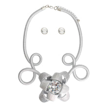 Load image into Gallery viewer, Rigid Metallic Silver Flower Set
