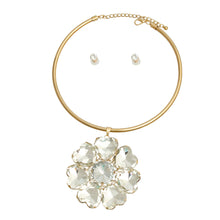 Load image into Gallery viewer, Gold Crystal Heart Flower Necklace
