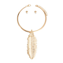 Load image into Gallery viewer, Gold Leaf Pendant Necklace

