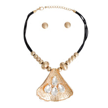 Load image into Gallery viewer, Metal Seashell Crystal Necklace
