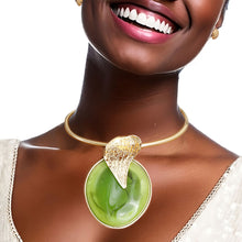 Load image into Gallery viewer, Gold Curved Leaf Green Pendant Set
