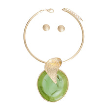 Load image into Gallery viewer, Gold Curved Leaf Green Pendant Set

