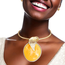 Load image into Gallery viewer, Gold Curved Leaf Yellow Pendant Set
