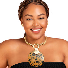 Load image into Gallery viewer, Round Leopard Pendant Set
