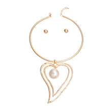 Load image into Gallery viewer, Gold Rigid Collar Heart Pearl Set
