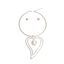 Load image into Gallery viewer, Silver Rigid Collar Heart Pearl Set
