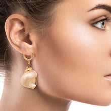Load image into Gallery viewer, Seashell Hoop Earrings
