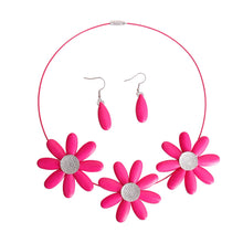 Load image into Gallery viewer, Fuchsia Triple Flower Wire Collar
