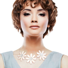 Load image into Gallery viewer, Ivory Triple Flower Wire Collar
